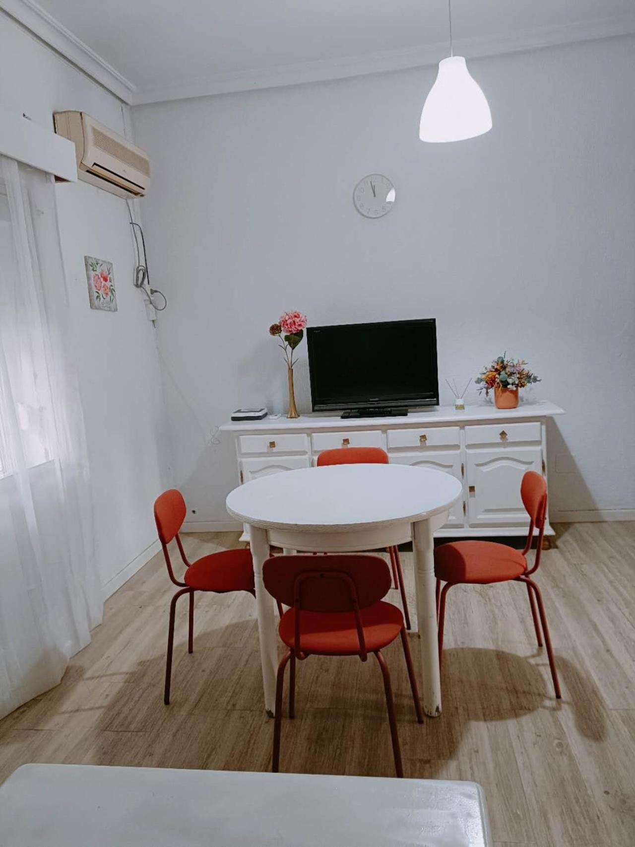 8 Mins Walk To Train Station Low Cost Youth Hostel إشبيلية المظهر الخارجي الصورة